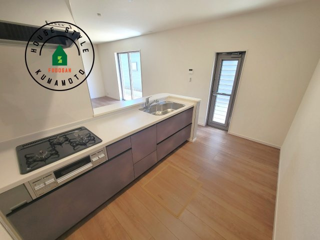 菊池市西寺第1-8棟（7号棟）のキッチン|ダイニングテーブルへの配膳がラクラク、お料理はかどるカウンター付きシステムキッチン！