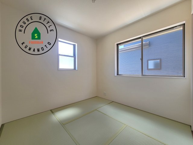 菊池市西寺第1-8棟（7号棟）の和室|和室を上手に活用すると暮らし方の幅が広がります。例えば普段は開け放して、子供の小さいうちはお昼寝や遊びのスペースに。畳はソフトなので転んでもケガをしにくく安心です