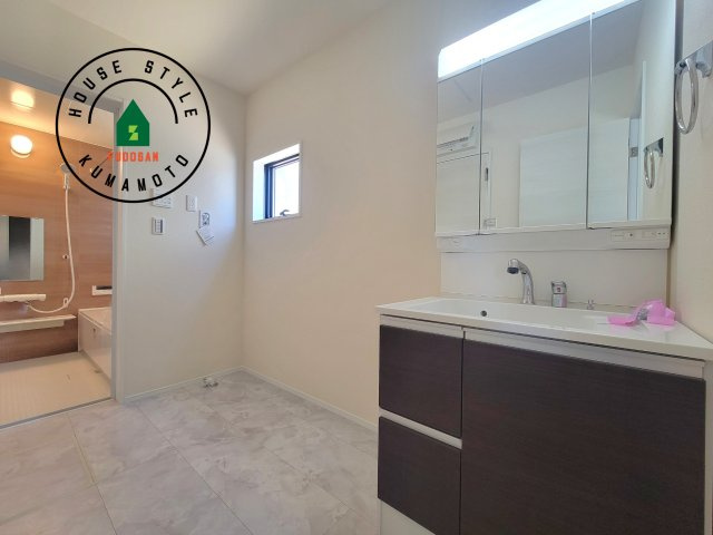 菊池市西寺第1-8棟（6号棟）の脱衣所|ゆとりの洗面スペースで朝の身支度もスムーズに。暮らしを快適に変えるシャワー付洗面台です！