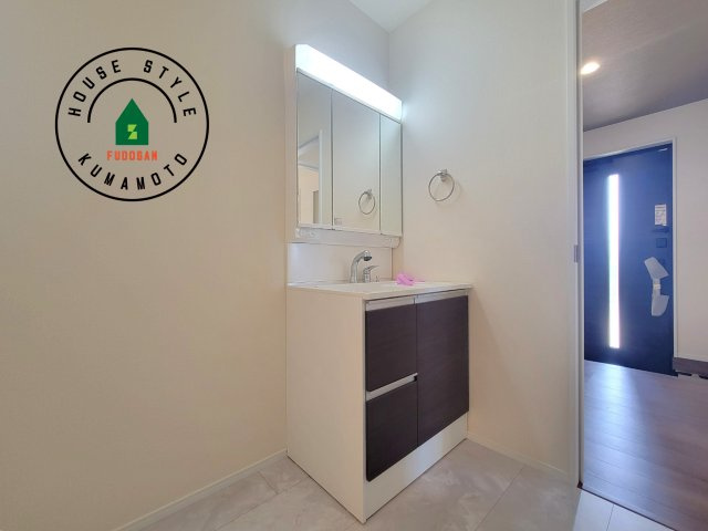 菊池市西寺第1-8棟（6号棟）の独立洗面台|毎日使うものだから清潔な空間を保ちたい水回り。洗面にはそんな願いを解消させてくれる収納アイデアが満載です。三面鏡の裏側にはキャビネットが現れ小物から背の高い物まで収納できます。