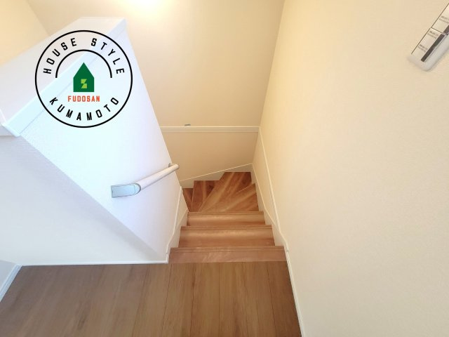 菊池市西寺第1-8棟（6号棟）の内装|＜手すり付階段＞手すりがないと階段の昇り降りで危険なことはもちろん、壁に手をつきながら歩くことで壁紙が汚れやすくなります。すべての方に快適に昇り降りしていただくため、手すりを設置しました。