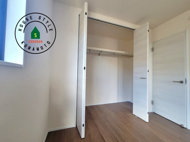 菊池市西寺第1-8棟（6号棟）の収納|洋服や大きな荷物が多い方や人数の多いご家族などは、一般的なクローゼットよりもウォークインクローゼットのほうが使い勝手が良いです。