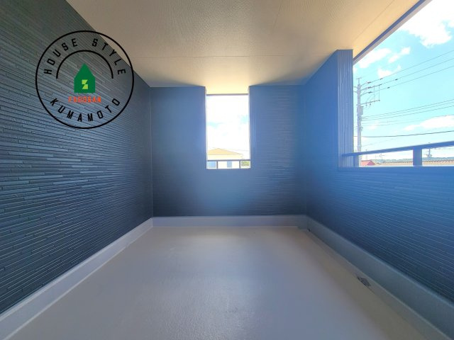 菊池市西寺第1-8棟（6号棟）のバルコニー|風をしっかりと感じられるバルコニーでは、毎日が洗濯日和です。広々としているので洗濯も楽しくなるでしょうし、気分転換にバルコニーからの眺めを楽しむのもいいでしょう。