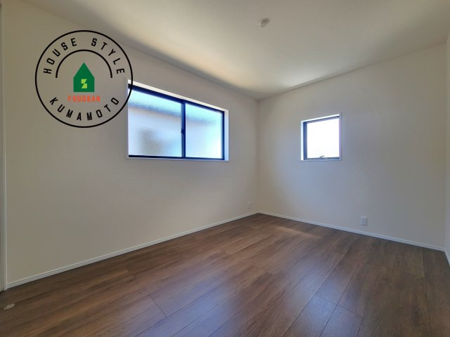 菊池市西寺第1-8棟（6号棟）の洋室|採光良好な洋室は全居室、複層ガラスの遮熱効果と断熱効果で、一年中快適に過ごせます。