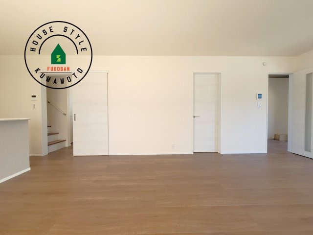 菊池市西寺第1-8棟（6号棟）の居間・リビング|キッチンからリビングをしっかり確認できます。家族の笑顔があふれる空間になりそうですね。