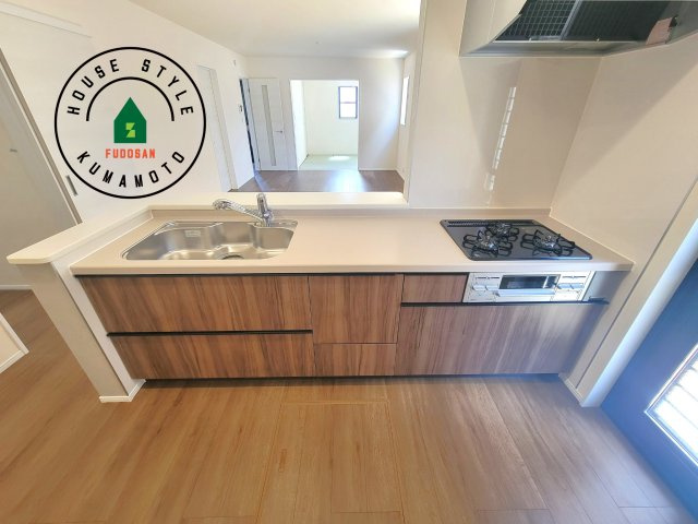 菊池市西寺第1-8棟（6号棟）のキッチン|ご家族を近くに感じられる対面キッチンのLDK。会話もはずみそうですね。