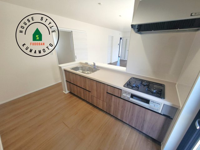 菊池市西寺第1-8棟（6号棟）のキッチン|ダイニングテーブルへの配膳がラクラク、お料理はかどるカウンター付きシステムキッチン！