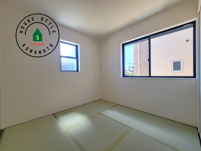 菊池市西寺第1-8棟（6号棟）の和室|和室を上手に活用すると暮らし方の幅が広がります。例えば普段は開け放して、子供の小さいうちはお昼寝や遊びのスペースに。畳はソフトなので転んでもケガをしにくく安心です