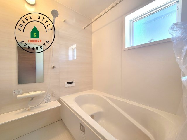 菊池市西寺第1-8棟（5号棟）の浴室|1日の疲れを癒してくれる広々バスルーム。雨の日のお洗濯にも大活躍な浴室乾燥機付です！