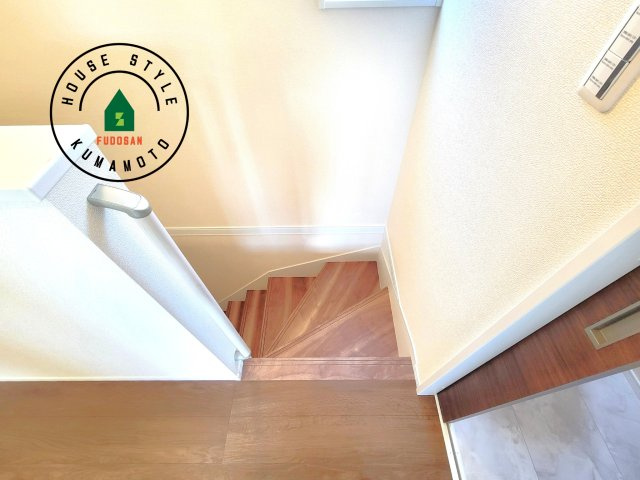 菊池市西寺第1-8棟（5号棟）の内装|＜手すり付階段＞手すりがないと階段の昇り降りで危険なことはもちろん、壁に手をつきながら歩くことで壁紙が汚れやすくなります。すべての方に快適に昇り降りしていただくため、手すりを設置しました。