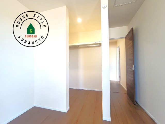 菊池市西寺第1-8棟（5号棟）の収納|洋服や大きな荷物が多い方や人数の多いご家族などは、一般的なクローゼットよりもウォークインクローゼットのほうが使い勝手が良いです。