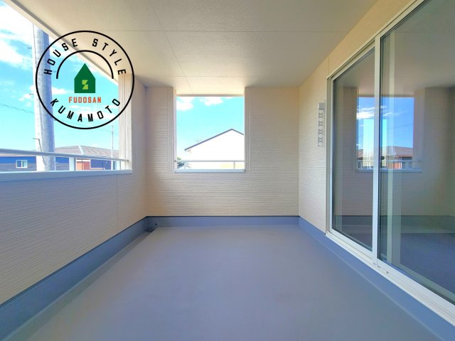 菊池市西寺第1-8棟（5号棟）のバルコニー|風をしっかりと感じられるバルコニーでは、毎日が洗濯日和です。広々としているので洗濯も楽しくなるでしょうし、気分転換にバルコニーからの眺めを楽しむのもいいでしょう。