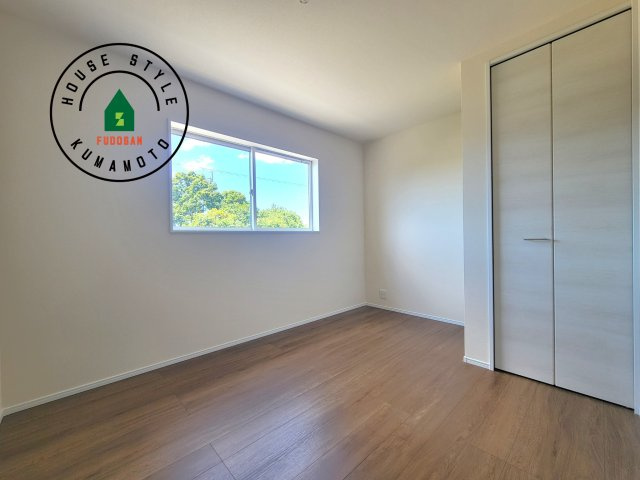 菊池市西寺第1-8棟（5号棟）の洋室|採光良好な洋室は全居室、複層ガラスの遮熱効果と断熱効果で、一年中快適に過ごせます。
