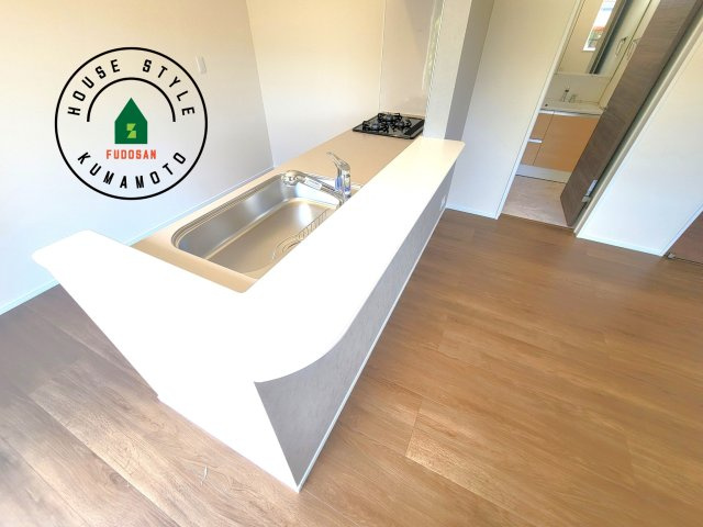 菊池市西寺第1-8棟（5号棟）のダイニング|キッチンから立ち込める香りが今日の料理を期待させます。