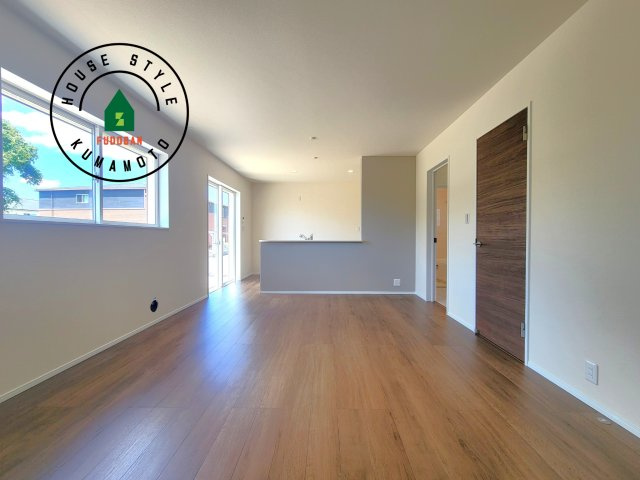 菊池市西寺第1-8棟（5号棟）の居間・リビング|キッチンからリビングをしっかり確認できます。家族の笑顔があふれる空間になりそうですね。