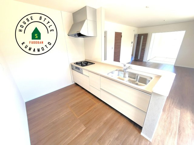 菊池市西寺第1-8棟（5号棟）のキッチン|ダイニングテーブルへの配膳がラクラク、お料理はかどるカウンター付きシステムキッチン！