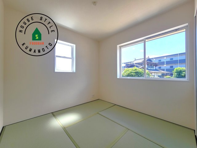 菊池市西寺第1-8棟（5号棟）の和室|和室を上手に活用すると暮らし方の幅が広がります。例えば普段は開け放して、子供の小さいうちはお昼寝や遊びのスペースに。畳はソフトなので転んでもケガをしにくく安心です