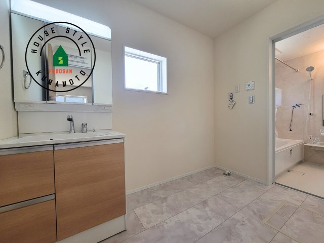 菊池市西寺第1-8棟（3号棟）の脱衣所|ゆとりの洗面スペースで朝の身支度もスムーズに。暮らしを快適に変えるシャワー付洗面台です！