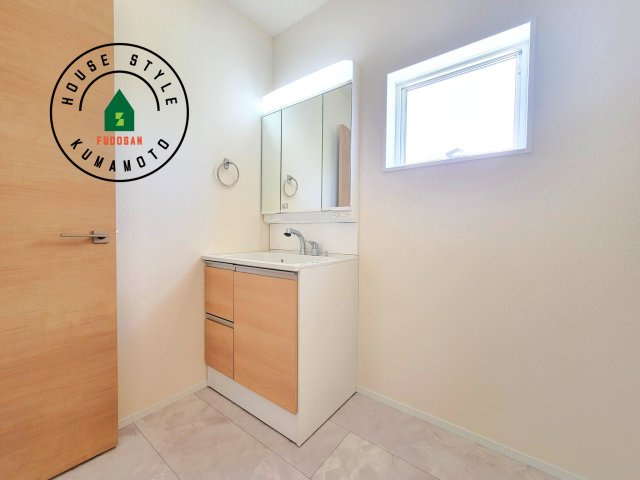 菊池市西寺第1-8棟（3号棟）の独立洗面台|毎日使うものだから清潔な空間を保ちたい水回り。洗面にはそんな願いを解消させてくれる収納アイデアが満載です。三面鏡の裏側にはキャビネットが現れ小物から背の高い物まで収納できます。