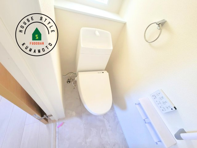 菊池市西寺第1-8棟（3号棟）のトイレ|温水洗浄便座を完備しております。2ヶ所にトイレがあるのは朝の慌ただしい時間も安心です。