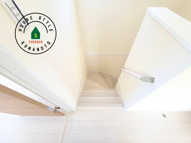 菊池市西寺第1-8棟（3号棟）の内装|＜手すり付階段＞手すりがないと階段の昇り降りで危険なことはもちろん、壁に手をつきながら歩くことで壁紙が汚れやすくなります。すべての方に快適に昇り降りしていただくため、手すりを設置しました。