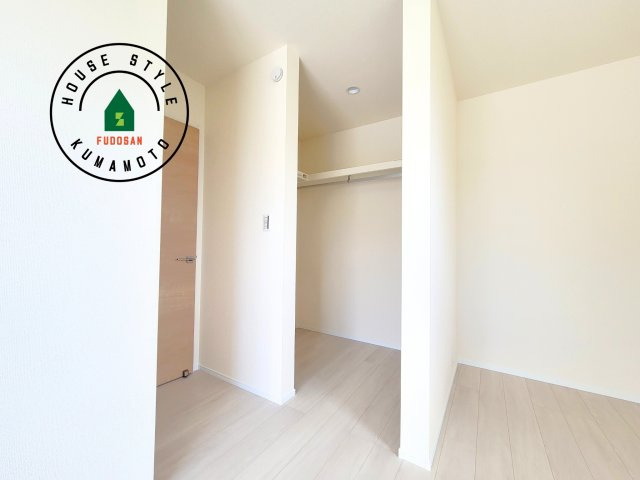 菊池市西寺第1-8棟（3号棟）の収納|洋服や大きな荷物が多い方や人数の多いご家族などは、一般的なクローゼットよりもウォークインクローゼットのほうが使い勝手が良いです。