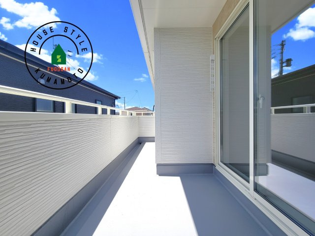 菊池市西寺第1-8棟（3号棟）のバルコニー|風をしっかりと感じられるバルコニーでは、毎日が洗濯日和です。広々としているので洗濯も楽しくなるでしょうし、気分転換にバルコニーからの眺めを楽しむのもいいでしょう。