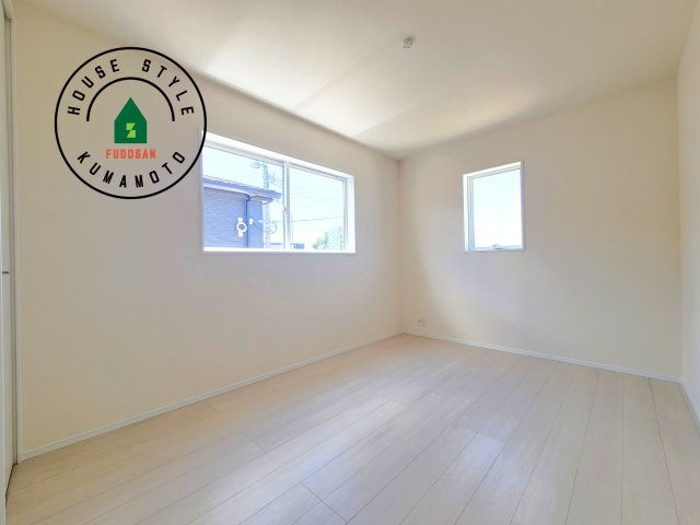 菊池市西寺第1-8棟（3号棟）の洋室|採光良好な洋室は全居室、複層ガラスの遮熱効果と断熱効果で、一年中快適に過ごせます。