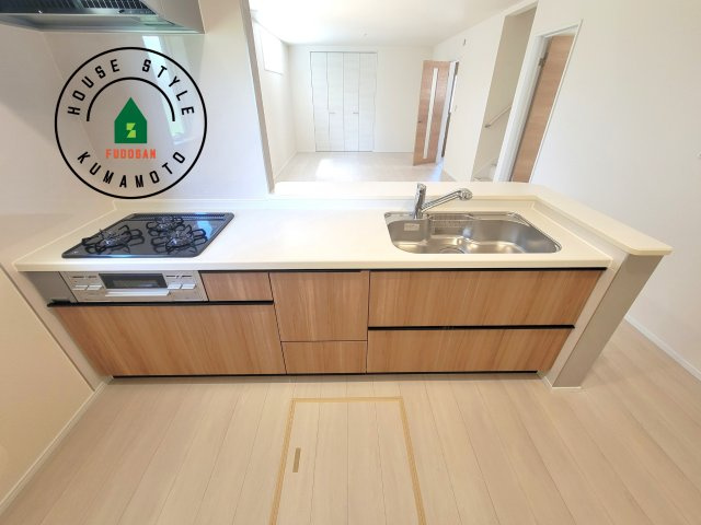 菊池市西寺第1-8棟（3号棟）のキッチン|ご家族を近くに感じられる対面キッチンのLDK。会話もはずみそうですね。