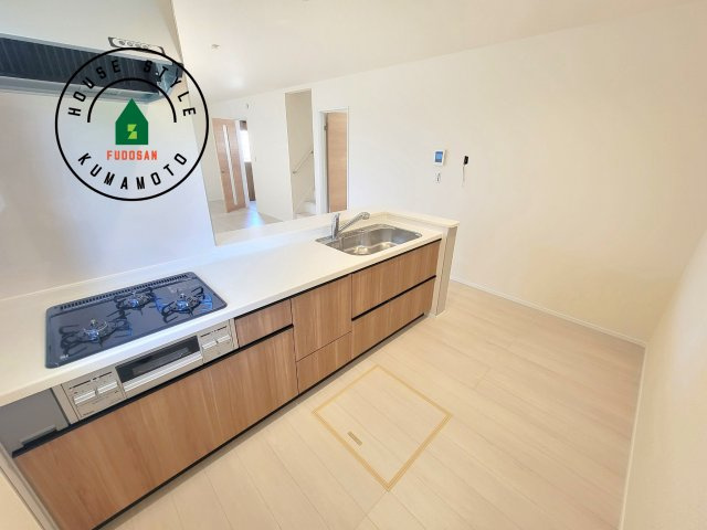 菊池市西寺第1-8棟（3号棟）のキッチン|ダイニングテーブルへの配膳がラクラク、お料理はかどるカウンター付きシステムキッチン！