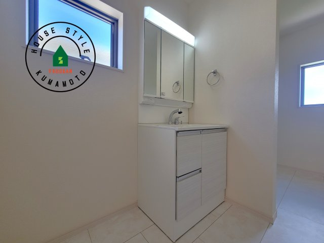 菊池市西寺第1-8棟（2号棟）の独立洗面台|毎日使うものだから清潔な空間を保ちたい水回り。洗面にはそんな願いを解消させてくれる収納アイデアが満載です。三面鏡の裏側にはキャビネットが現れ小物から背の高い物まで収納できます。