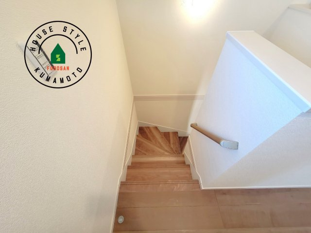 菊池市西寺第1-8棟（2号棟）の内装|＜手すり付階段＞手すりがないと階段の昇り降りで危険なことはもちろん、壁に手をつきながら歩くことで壁紙が汚れやすくなります。すべての方に快適に昇り降りしていただくため、手すりを設置しました。