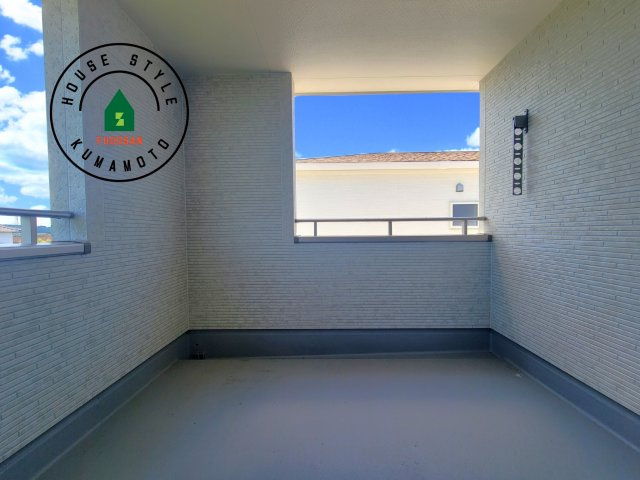菊池市西寺第1-8棟（2号棟）のバルコニー|風をしっかりと感じられるバルコニーでは、毎日が洗濯日和です。広々としているので洗濯も楽しくなるでしょうし、気分転換にバルコニーからの眺めを楽しむのもいいでしょう。