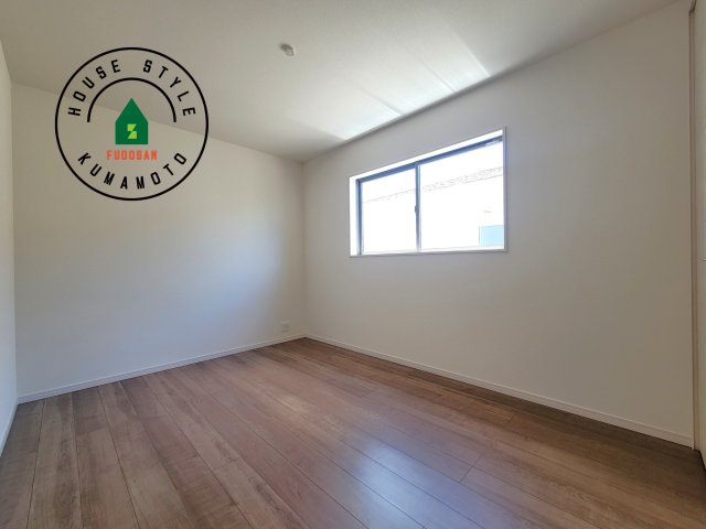 菊池市西寺第1-8棟（2号棟）の洋室|採光良好な洋室は全居室、複層ガラスの遮熱効果と断熱効果で、一年中快適に過ごせます。