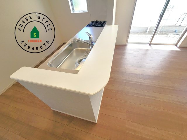 菊池市西寺第1-8棟（2号棟）のダイニング|キッチンから立ち込める香りが今日の料理を期待させます。