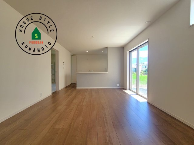 菊池市西寺第1-8棟（2号棟）の居間・リビング|キッチンからリビングをしっかり確認できます。家族の笑顔があふれる空間になりそうですね。