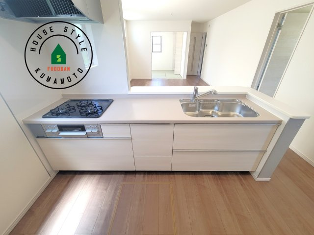 菊池市西寺第1-8棟（2号棟）のキッチン|ご家族を近くに感じられる対面キッチンのLDK。会話もはずみそうですね。