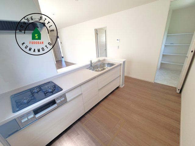 菊池市西寺第1-8棟（2号棟）のキッチン|ダイニングテーブルへの配膳がラクラク、お料理はかどるカウンター付きシステムキッチン！