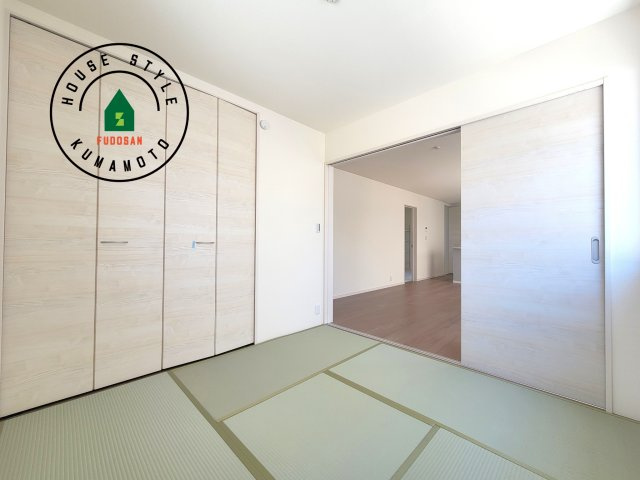 菊池市西寺第1-8棟（2号棟）の和室|和室を上手に活用すると暮らし方の幅が広がります。例えば普段は開け放して、子供の小さいうちはお昼寝や遊びのスペースに。畳はソフトなので転んでもケガをしにくく安心です