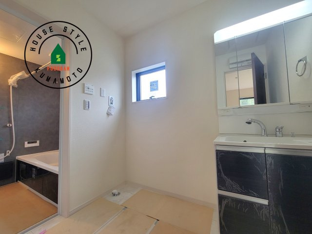 熊本市東区戸島西7丁目第7-3棟（1号棟）の脱衣所|ゆとりの洗面スペースで朝の身支度もスムーズに。暮らしを快適に変えるシャワー付洗面台です！