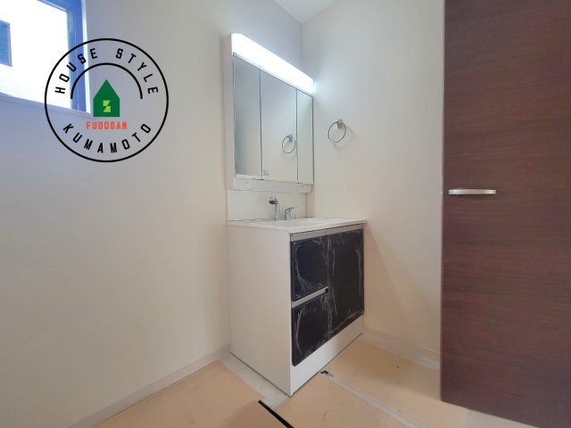 熊本市東区戸島西7丁目第7-3棟（1号棟）の独立洗面台|毎日使うものだから清潔な空間を保ちたい水回り。洗面にはそんな願いを解消させてくれる収納アイデアが満載です。三面鏡の裏側にはキャビネットが現れ小物から背の高い物まで収納できます。