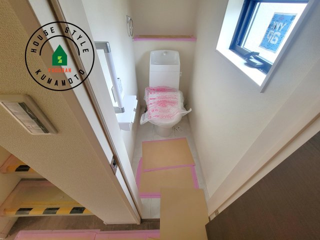 熊本市東区戸島西7丁目第7-3棟（1号棟）のトイレ|温水洗浄便座を完備しております。2ヶ所にトイレがあるのは朝の慌ただしい時間も安心です。