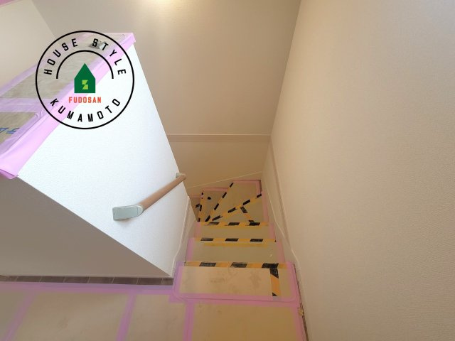 熊本市東区戸島西7丁目第7-3棟（1号棟）の内装|＜手すり付階段＞手すりがないと階段の昇り降りで危険なことはもちろん、壁に手をつきながら歩くことで壁紙が汚れやすくなります。すべての方に快適に昇り降りしていただくため、手すりを設置しました。