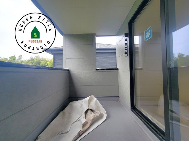 熊本市東区戸島西7丁目第7-3棟（1号棟）のバルコニー|風をしっかりと感じられるバルコニーでは、毎日が洗濯日和です。広々としているので洗濯も楽しくなるでしょうし、気分転換にバルコニーからの眺めを楽しむのもいいでしょう。