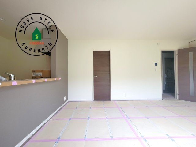 熊本市東区戸島西7丁目第7-3棟（1号棟）の居間・リビング|キッチンからリビングをしっかり確認できます。家族の笑顔があふれる空間になりそうですね。