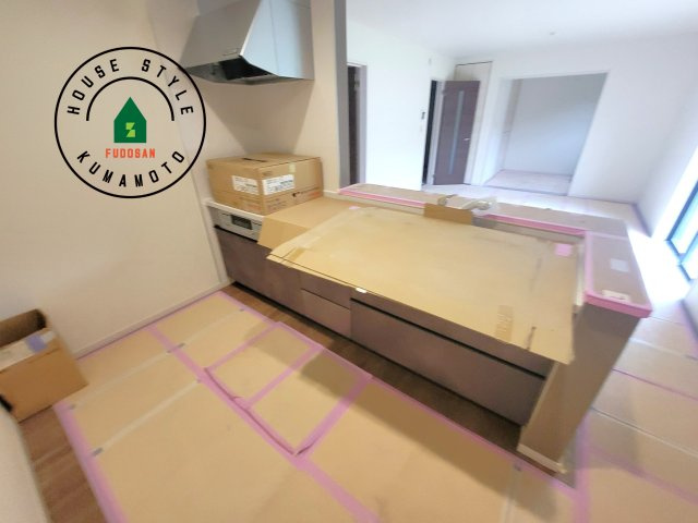 熊本市東区戸島西7丁目第7-3棟（1号棟）のキッチン|ダイニングテーブルへの配膳がラクラク、お料理はかどるカウンター付きシステムキッチン！