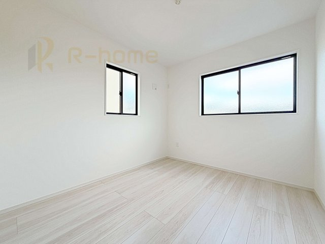 つくば市古来1期　新築戸建て　2号棟の洋室|2面窓の風通しの良い洋室です♪差し込む暖かな陽当たりで、室内がくつろげる空間に早変わりです♪