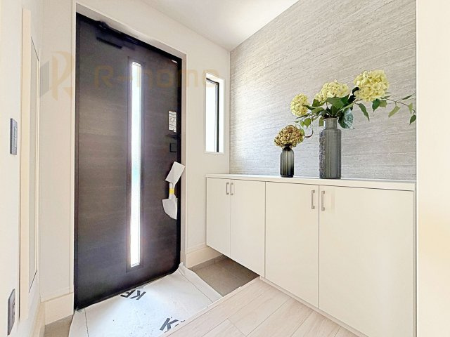 つくば市古来1期　新築戸建て　2号棟の玄関|気持ちよくご家族やゲストを送迎できる穏やかな雰囲気の玄関♪大きな下駄箱で玄関廻りスッキリ♪