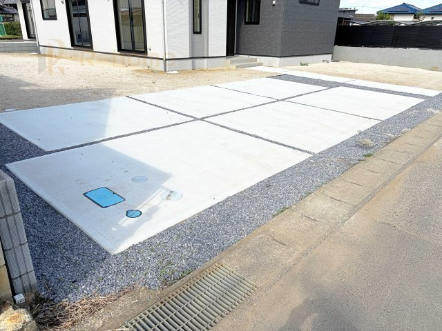 つくば市古来1期　新築戸建て　2号棟の駐車場|カースペースは3台完備。ゲスト用のスペースも確保できますね♪