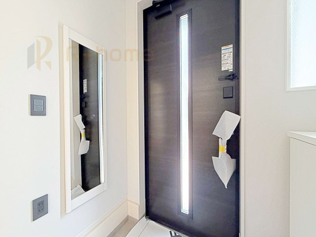 つくば市古来1期　新築戸建て　2号棟の玄関|玄関に嬉しいミラー付き！お出かけ準備ラクラクです♪